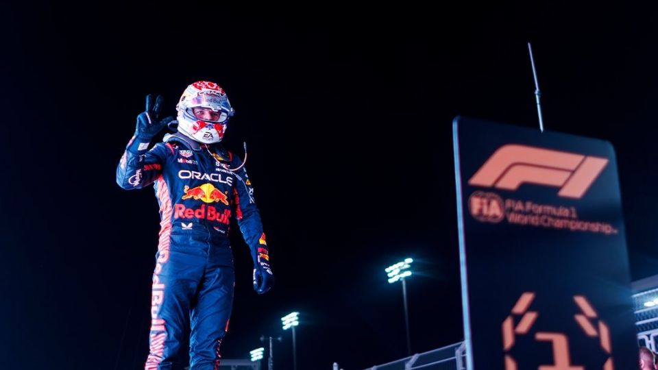 Max Verstappen agradeció el trabajo que ha hecho Red Bull Racing para apoyarle a ganar el tricampeonato en la Fórmula Uno y expresó su deseo de 'mantener esta racha triunfal'.