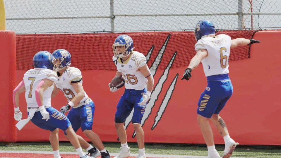 Jugadores de Auténticos celebrando un touchdown.