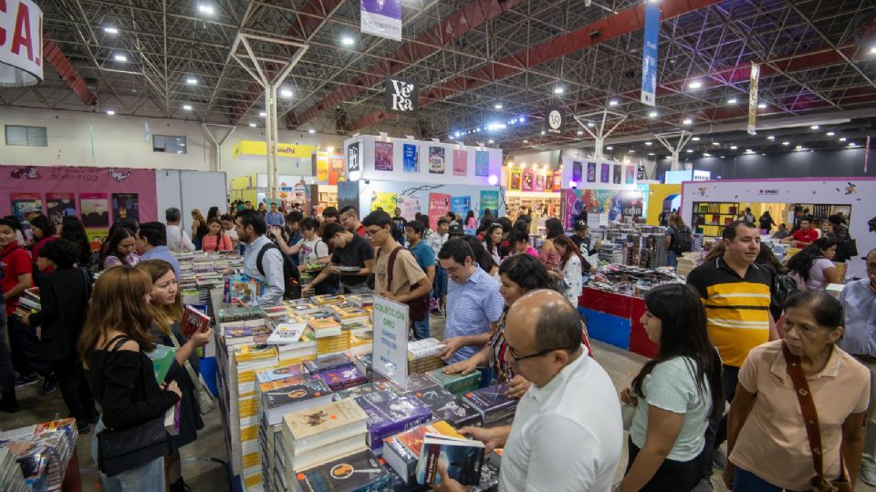 Visitantes observan libros durante la edición 31 de la Feria Internacional del Libro (FIL) Monterrey, en el estado Nuevo León (México).