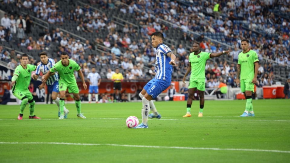 Maxi Meza, anotando su penal ante Juárez.