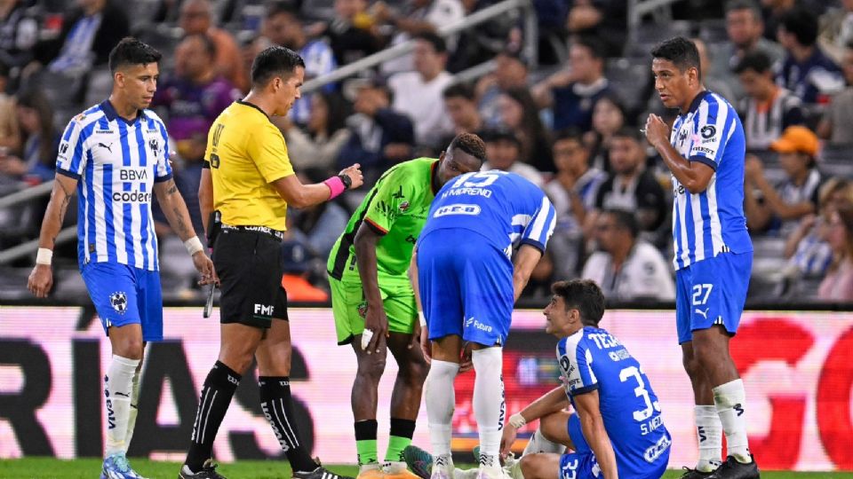 Stefan Medina en el piso siendo atendido por el arbitro.