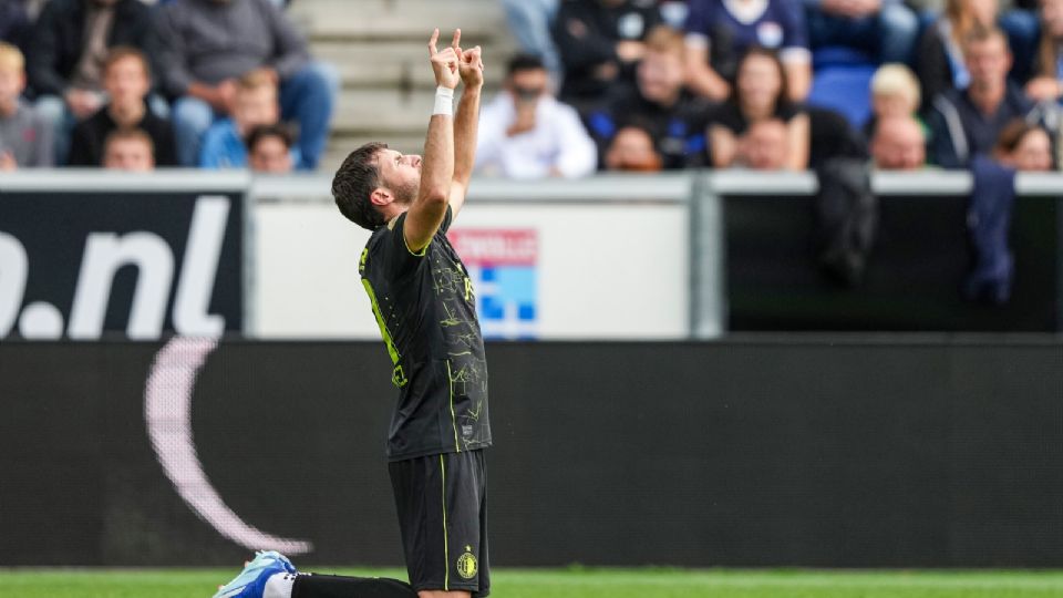 Santiago Giménez celebrando la victoria del Feyenoord