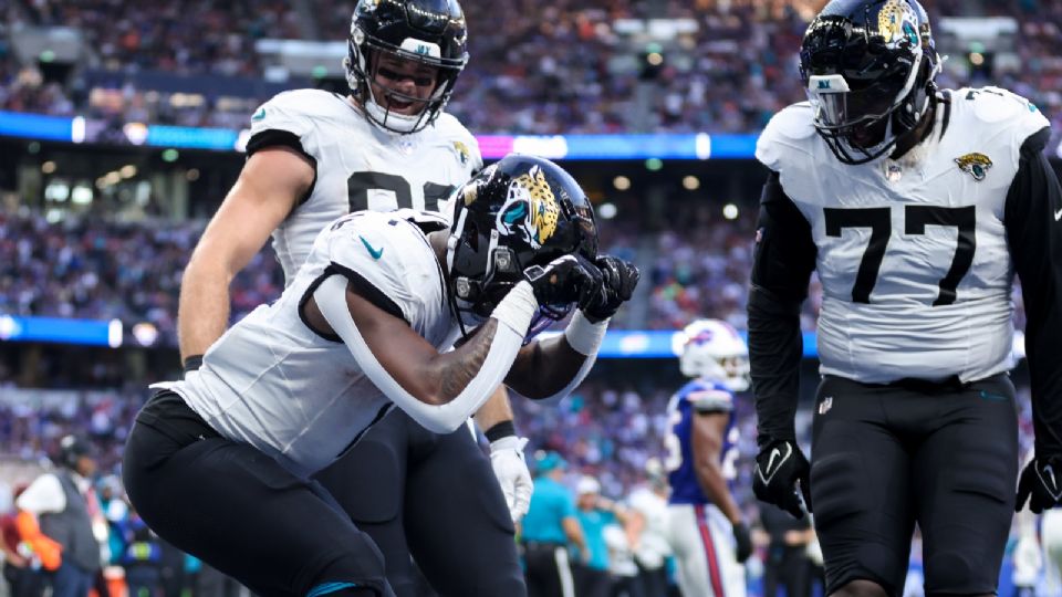 Los jugadores del Jacksonville Jaguars festejando la victoria ante los Bills.