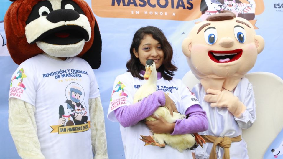 Joven y su pato acuden a la bendición y caminata de mascotas en Escobedo