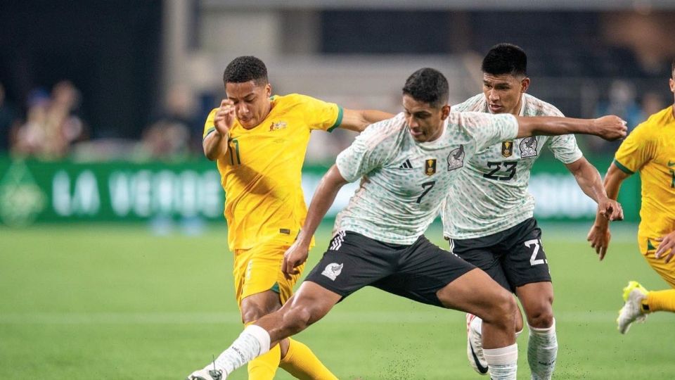 Fotografía de archivo de los jugadores de Rayados Luis Romo y Jesús Gallardo en el partido amistosos de la Selección Mexicana contra Australia