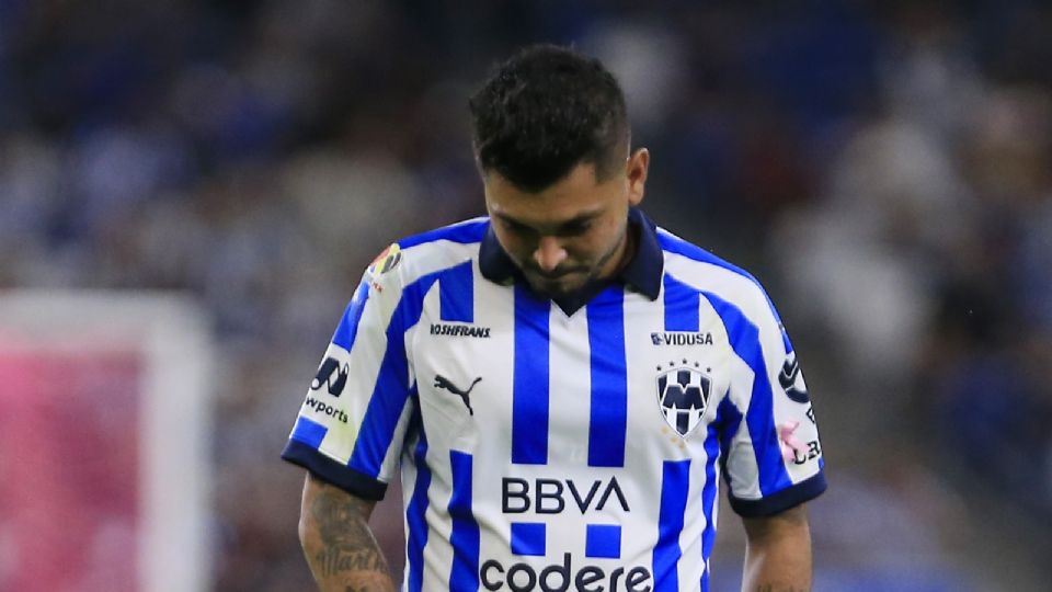 Trascendió que el futbolista mexicano se presentó esta mañana al centro de entrenamiento del club, para acudir a su terapia de rehabilitación.