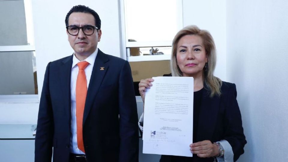 Rosaura Guerra (derecha) junto a Eduardo Gaona, líder de la Bancada Naranja