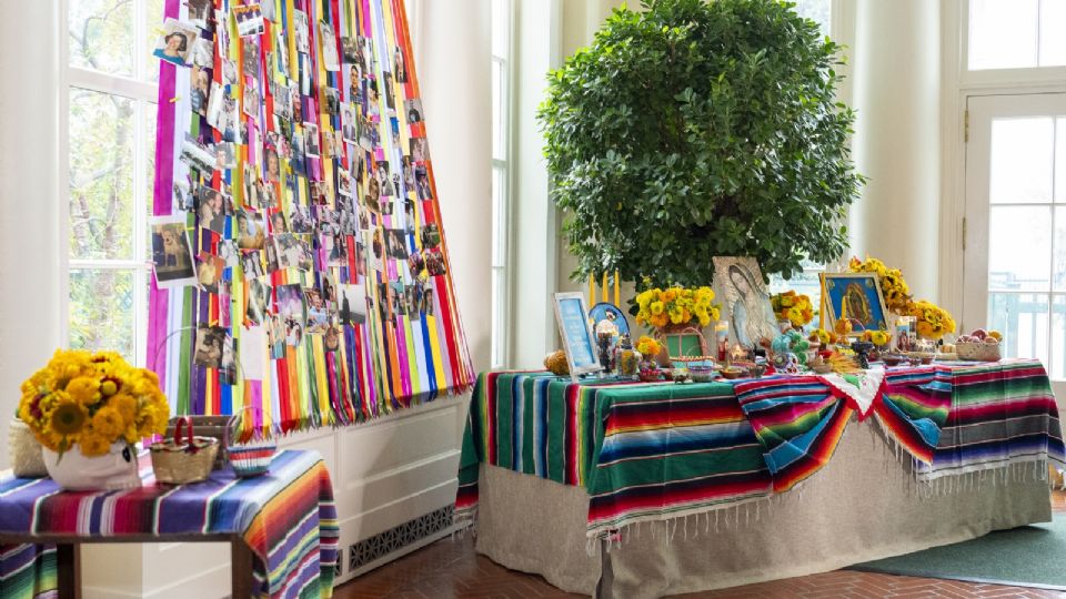 Fotografía cedida por la Casa Blanca de la ofrenda de este año para honrar y celebrar el Día de los Muertos, hoy en East Landing en el ala este de la Casa Blanca en Washington. D.C. (EE. UU).