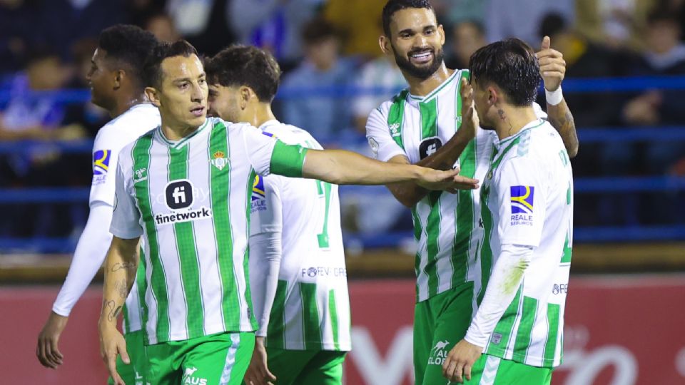 El lateral del Real Betis Andrés Guardado (i) celebra junto a sus compañeros este miércoles durante el encuentro de la Copa del Rey en el que el CD Hernán Cortés, equipo que milita en la Primera División Extremeña, se enfrenta al Real Betis Balompié en la primera ronda de la Copa del Rey en Almendralejo