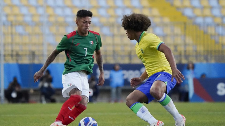 Raymundo Fulgencio disputa un balón en el partido entre México y Brasil en la Semifinal de los Panamericanos