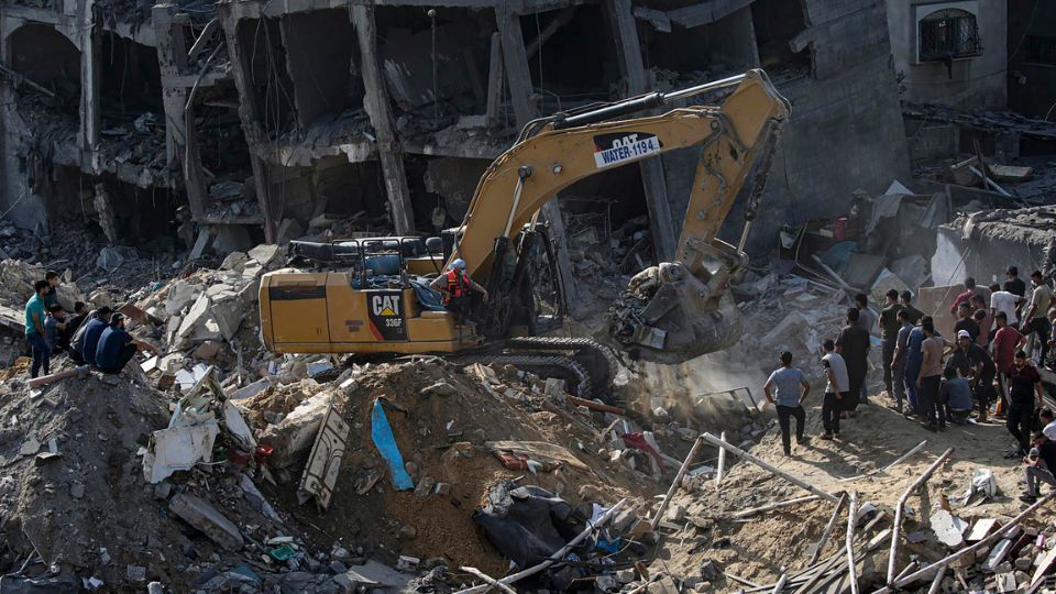 Palestinos buscan cadáveres y supervivientes entre los escombros del campo de refugiados de Jabalia, un día después de que un ataque aéreo israelí alcanzara la zona, en el norte de Gaza.