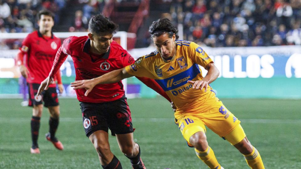 Diego Lainez disputa el balón en el partido de la Jornada 15 entre Xolos y Tigres