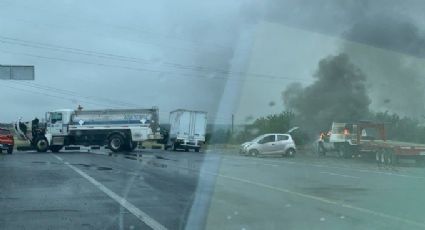 Criminales bloquean con pipas la carretera a Reynosa en Los Ramones