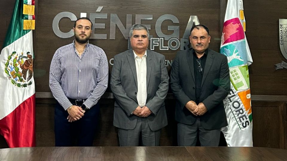 Carlos Ruvalcava (centro) como nuevo Secretario de Seguridad de Ciénega de Flores.