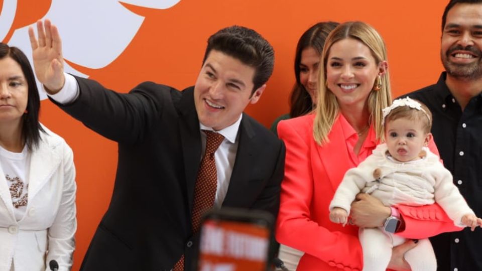 Samuel García, Mariana Rodríguez y su hija Mariel en el registro como candidato a la presidencia de México.