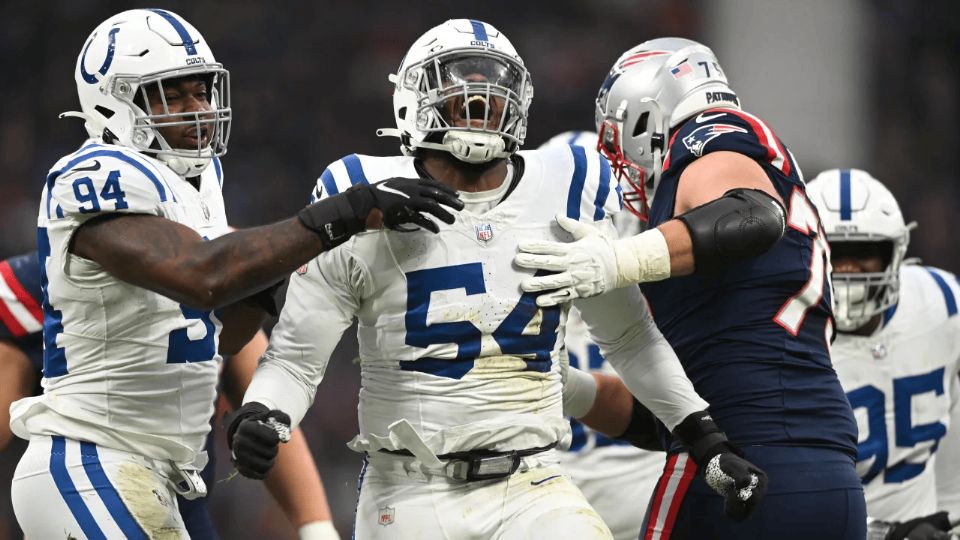 Dayo Odeyingbo brilló en la defensiva de Indianapolis. Logró tres de las cinco capturas de quarterback que obtuvo su equipo, que también sumó dos intercepciones.