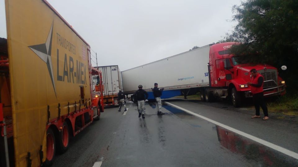 Tracto camión obstruyendo los carriles de circulación en la Carretera Nacional.