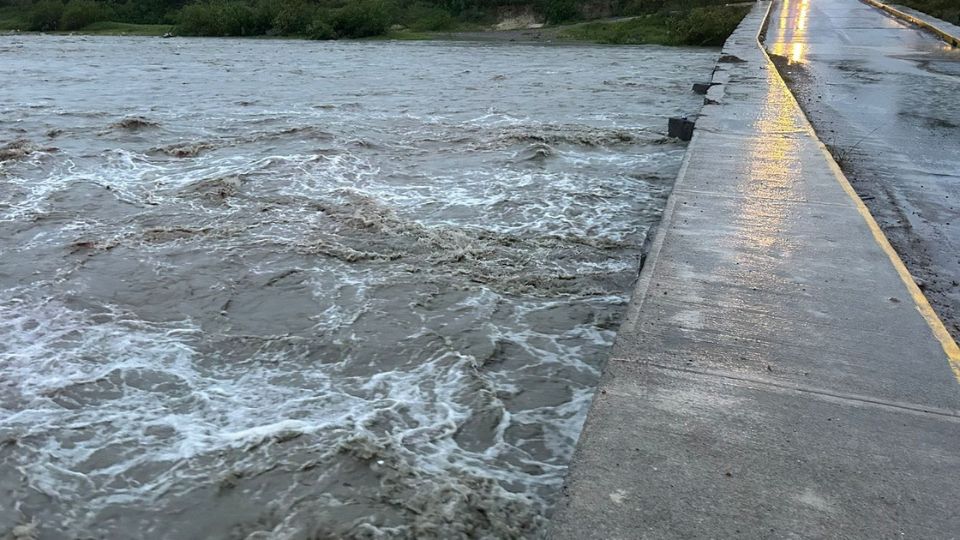 Río Pesquería al limite de su capacidad.