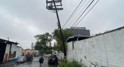 Vecinos denuncian poste a punto de caerse en la colonia Independencia, Monterrey