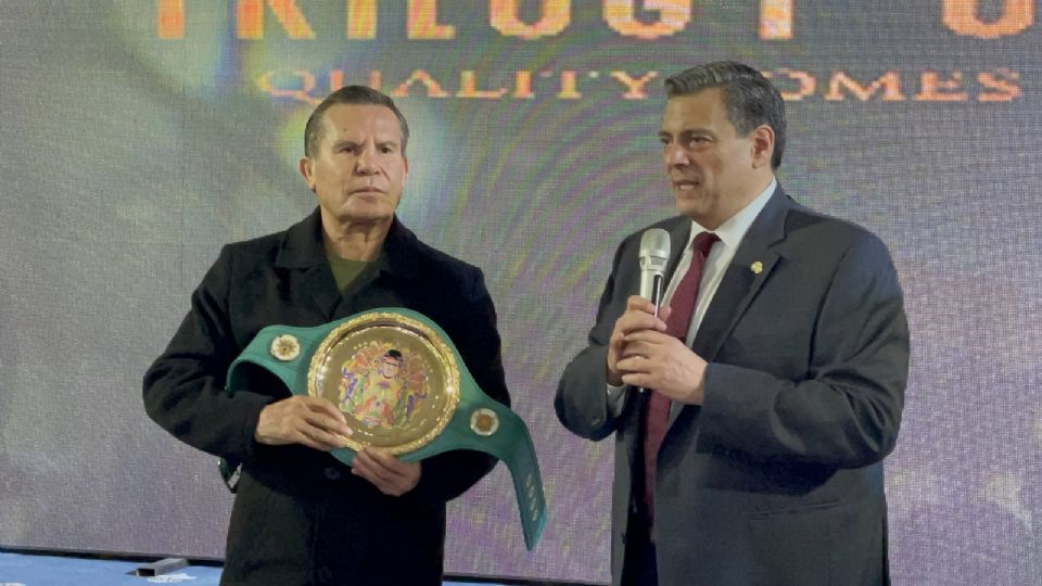 Julio César Chávez y Mauricio Sulaimán, presidente del CMB, reconociendo el gran año del ‘Canelo’.