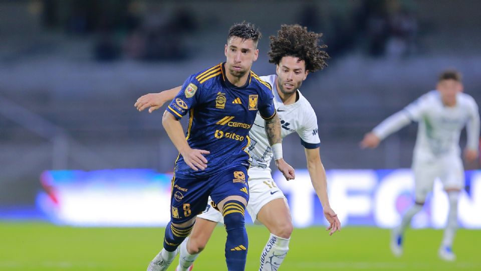 Fernando Gorriarán disputando el balón con César Huerta.