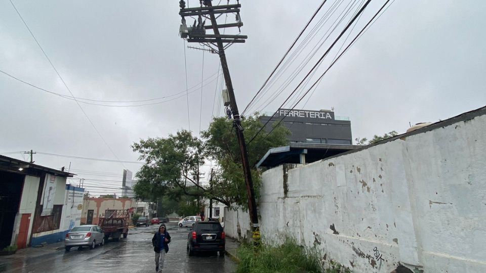 Poste inclinado en la calle Francisco Zarco entre las calles 16 de Septiembre y 5 de Febrero, en la colonia Independencia.