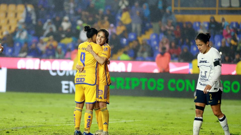 Lizbeth Ovalle festejando con Stephany Mayor el gol de la victoria.