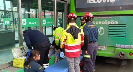 Mujer es atropellada por camión de la Ecovía en Monterrey