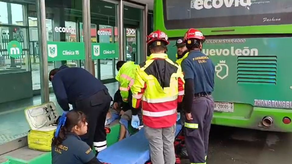 Camión de la Ecovía atropella a mujer en Monterrey