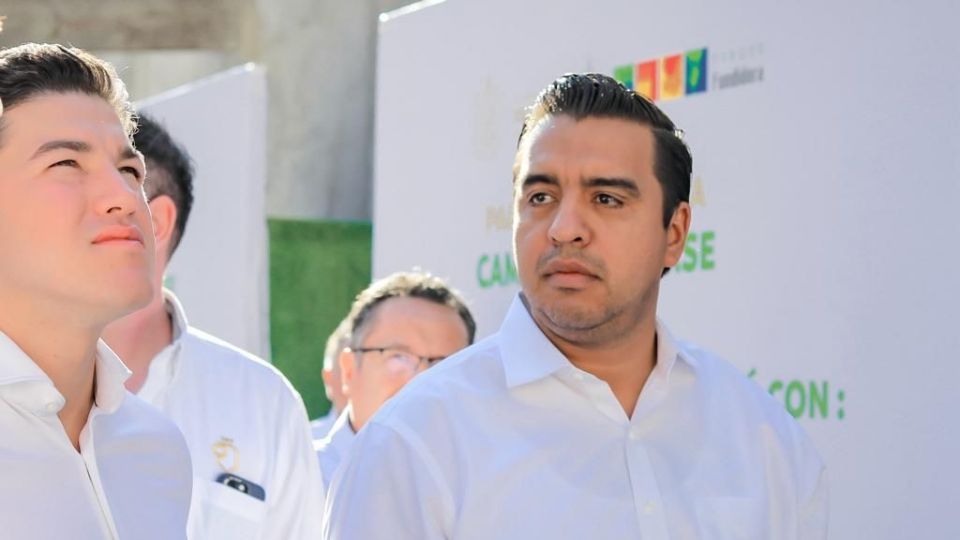 Jesús Nava, alcalde de Santa Catarina, junto al gobernador de NL, Samuel García.