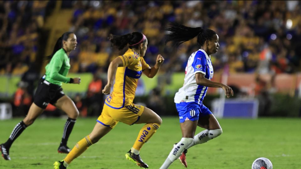 La Liga MX Femenil definió los horarios de la Semifinal Regia; la Ida será el viernes a las 19:00 horas en el Estadio BBVA y la Vuelta el lunes a las 20:00 horas en el Estadio Universitario.