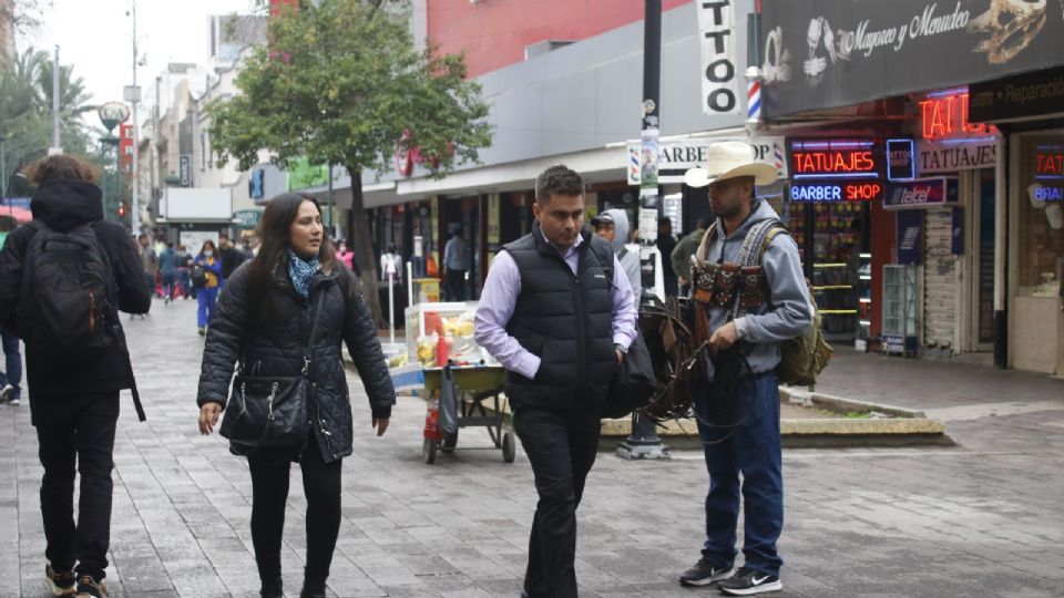 Personas caminando por el centro de Monterrey