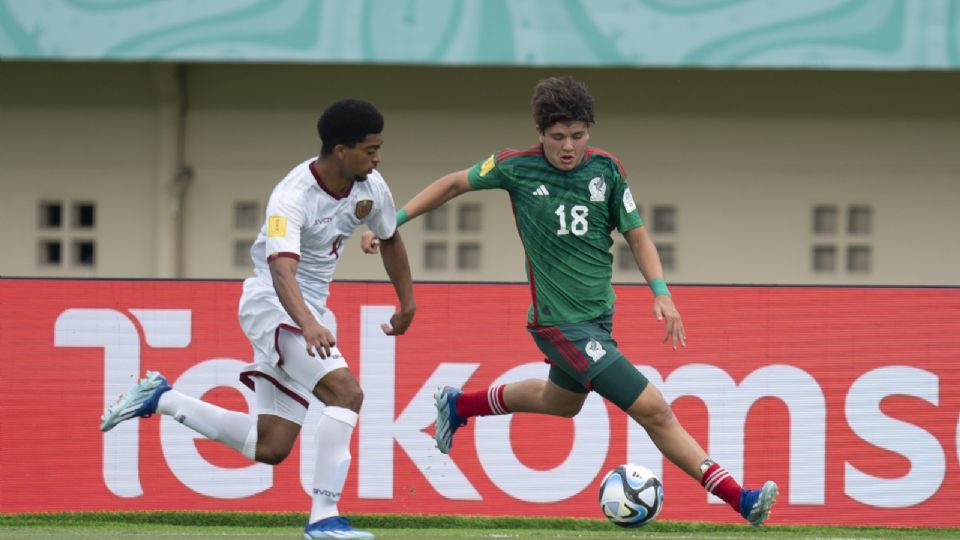 La Selección Mexicana no supo aprovechar la ventaja numérica y terminó empatando ante la Vinotinto, que anotó de penal en la recta final del partido.