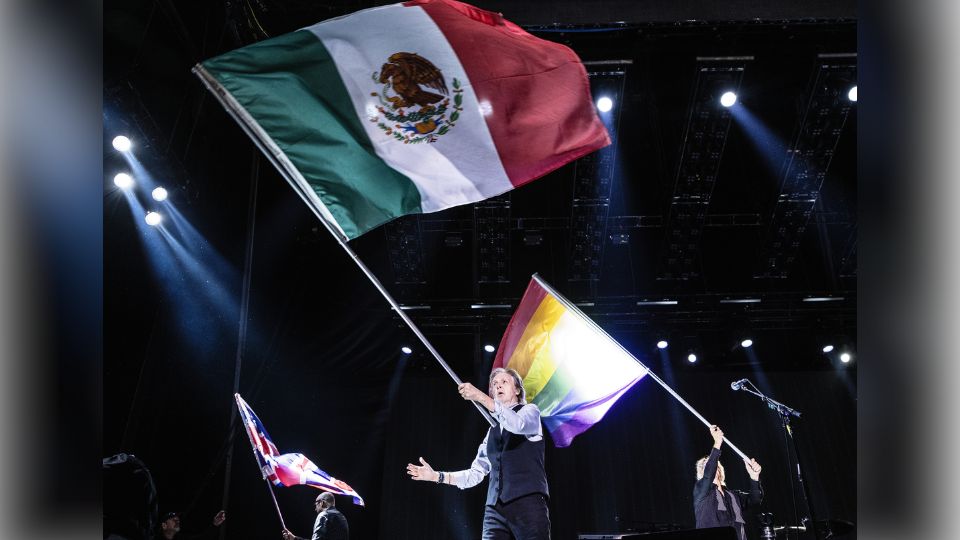 Paul McCartney ondea la bandera de México en el Foro Sol | Twitter / @PaulMcCartney