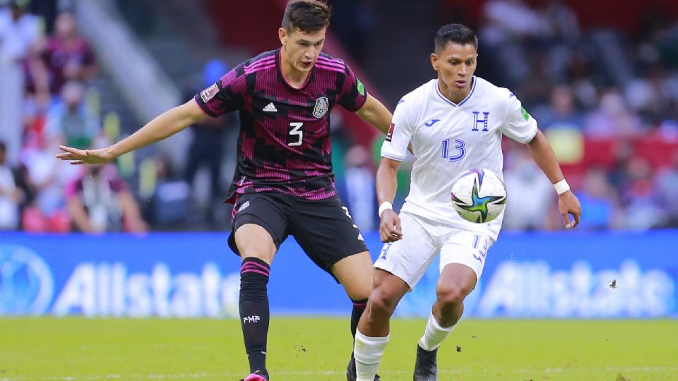 César Montes durante un juego ante Honduras en las eliminatorias para el mundial Qatar 2022.