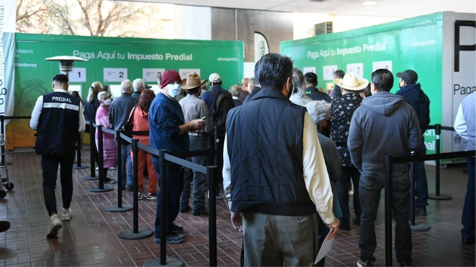 Ciudadanos haciendo fila para pagos.