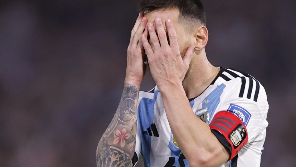 Lionel Messi no pudo hacer mucho para evitar la derrota del campeón del mundo.