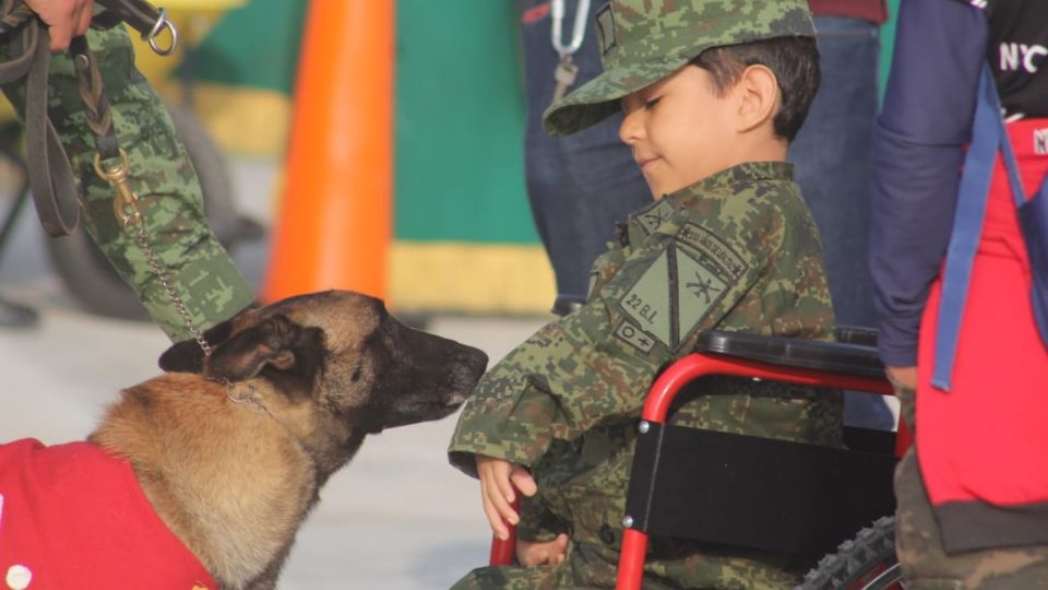 Menor visitando el Campo Militar en Apodaca.