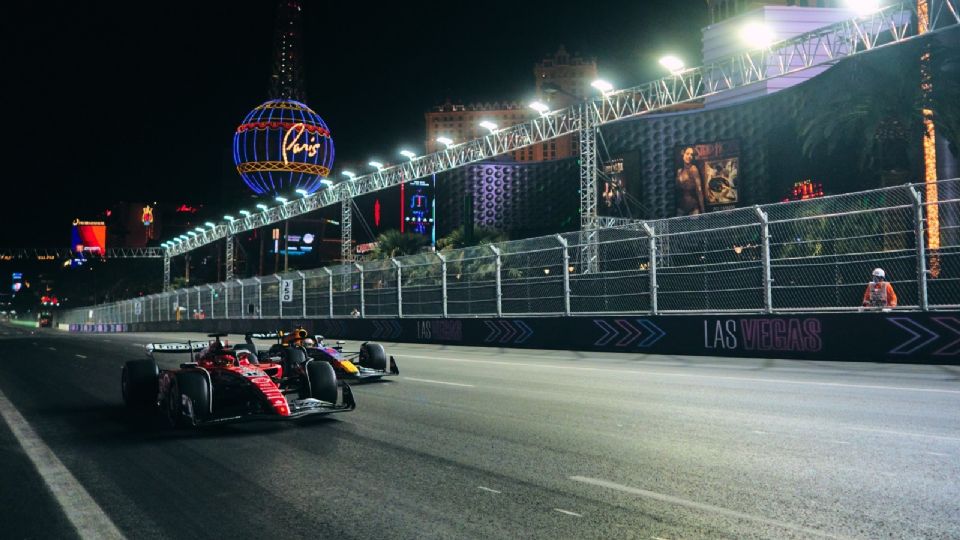 Charles Leclerc corre junto a Max Verstappen en las prácticas libres en Las Vegas