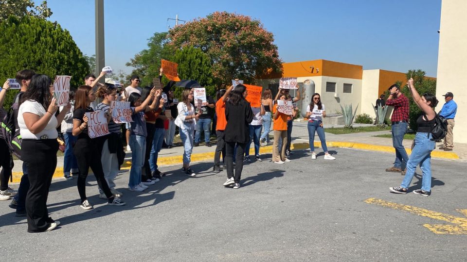 Alumnos de la Facultad de Ciencias de la Comunicación de la UANL.