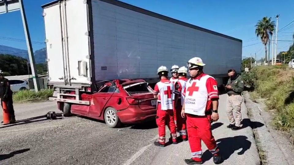 Auto debajo de tráiler en la Carretera Nacional | Especial