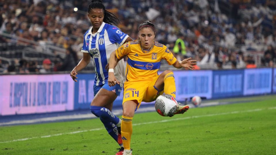 Jermaine Seoposenwe y Jacqueline Ovalle disputando el balón durante el Clásico Regio Femenil