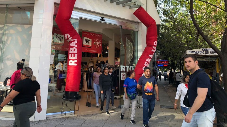 Regios aprovechan segundo día de El Buen Fin en el centro de Monterrey