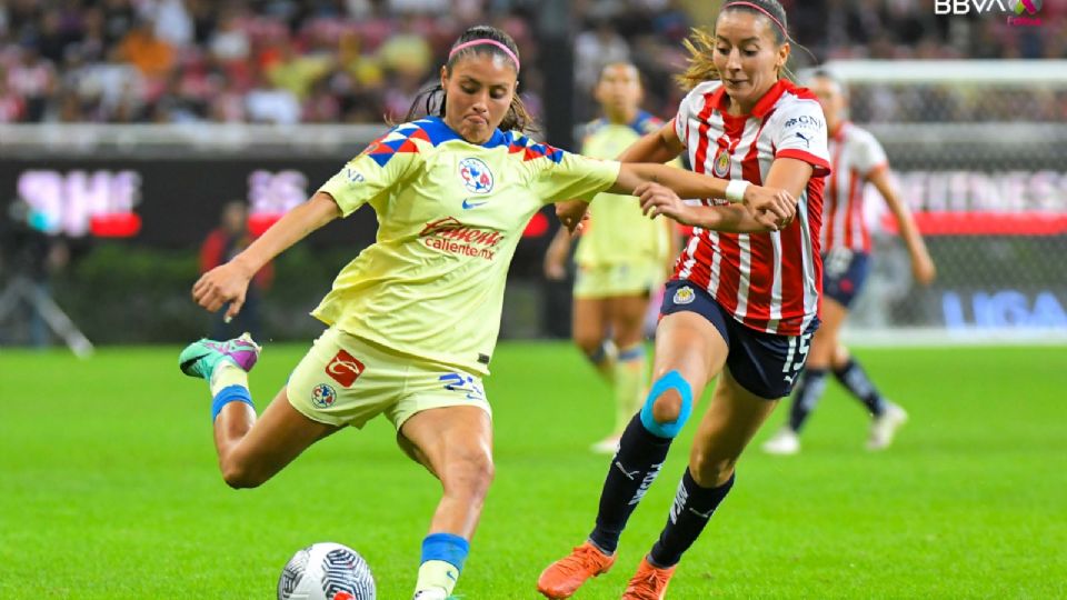 Chivas Femenil y América Femenil durante el partido de ida de las semifinales del Apertura 2023.