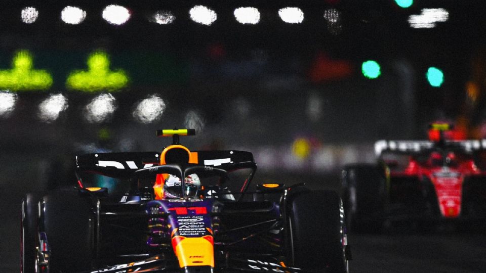 'Checo' Pérez con Charles Leclerc durante el Gran Premio de Las Vegas.