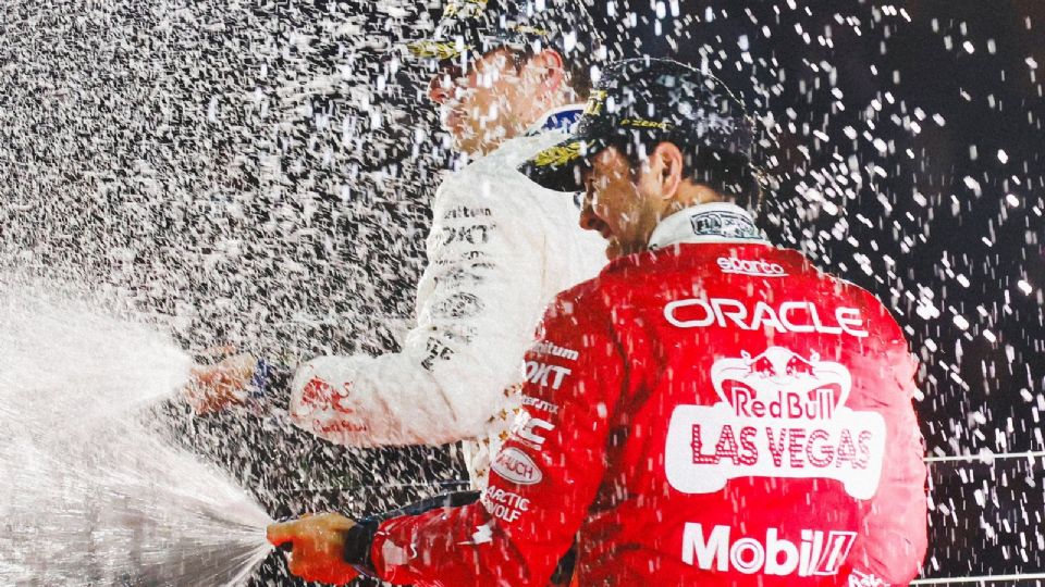 'Checo' Pérez celebrando su tercer puesto en el Gran Premio de Las Vegas.