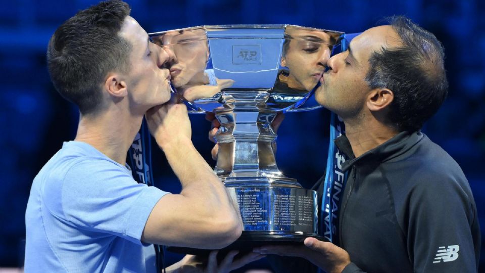 Rajeev Ram y Joe Salisbury posando con el trofeo de dobles.