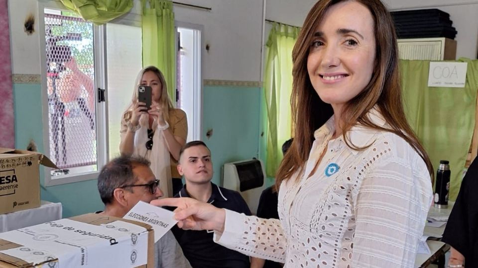 Fotografía cedida por la oficina de Prensa de La Libertad Avanza donde se observa a la candidata opositora a vicepresidente de Milei, Victoria Villarruel, mientras vota en un jardín de infantes en la localidad de Caseros, Buenos Aires