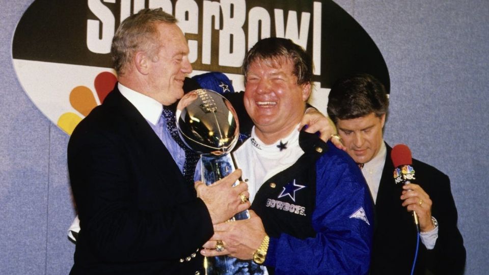 Jimmy Johnson con uno de sus trofeos Vince Lombardi de su época como entrenador de los Cowboys