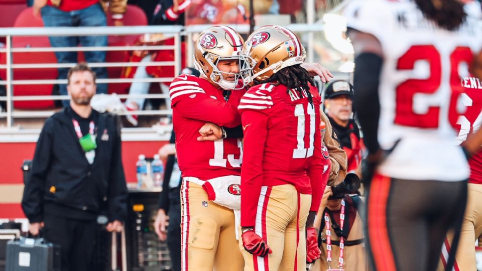 Brock Purdy y Brandon Aiyuk celebrando un Touchdown sobre los Bucs.